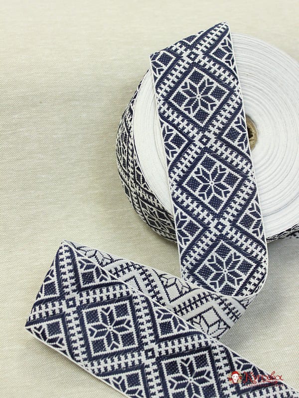 Жак.лента 69мм Крупная чернильно-синяя снежинка-орнамент на белом