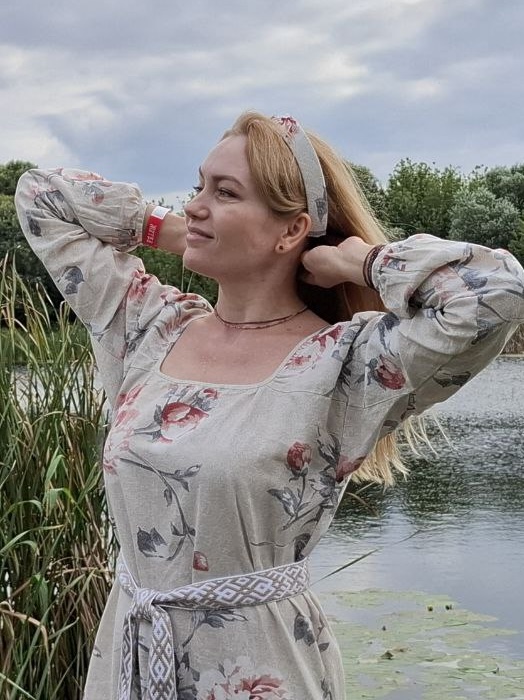 Платье из полульна  "Крупные коралловые пионы на бежевом"