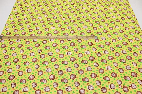 Бязь "Ежики в листочках" цв.желтый, ш.1,5м, хл-100%, 142гр/м.кв