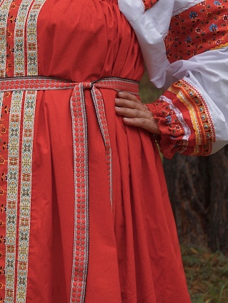Красный народный костюм из бязи