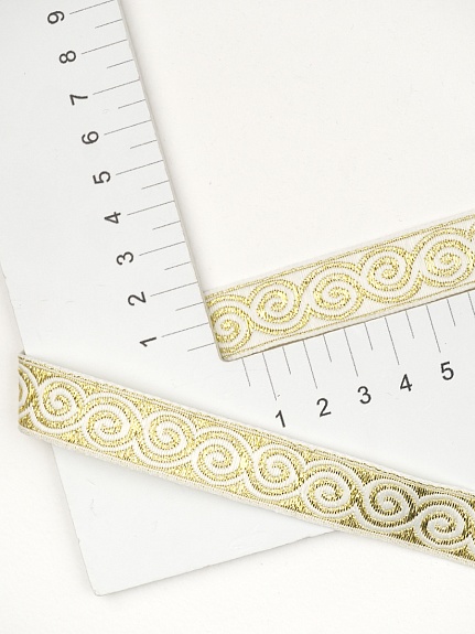 Жак.лента 18мм Золотистые завитки на белом, рис.8681/8