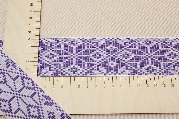 Жак.лента 52мм Фиолетовая снежинка-цветок на белом