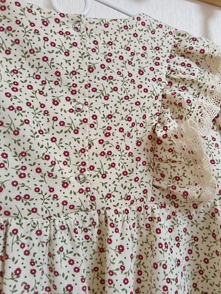 Платье из хлопка "Бордовые цветики на св.телесно-бежевом"