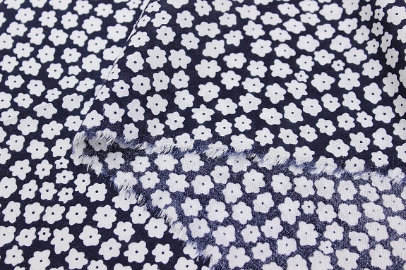 Штапель "Маленькие белые цветочки на чернильно-черном", ш.1.41м, вискоза-100%, 90гр/м.кв