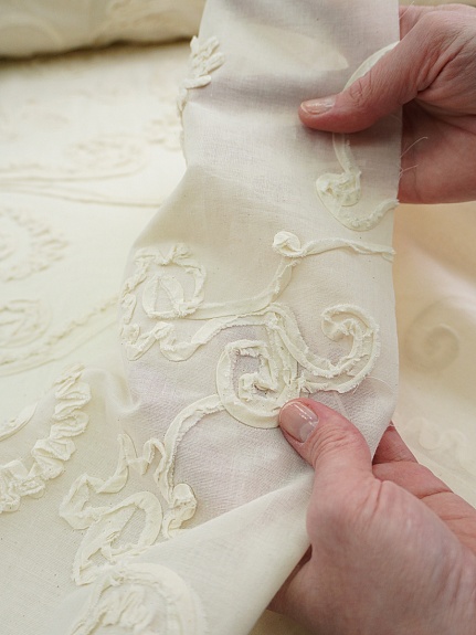 Шитье аппликация 3D "Цветок - завиток" цв.суровый, ш.1.55м (выш.ч.1.3м), хл-100%, батист, 75гр/м.кв