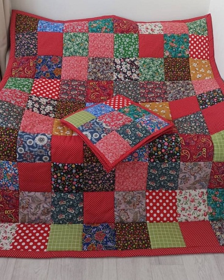 Лоскутное одеяло в русском стиле и декоративные подушки