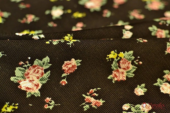 Микровельвет Маленькие букетики роз на темно-коричневом, 1.1 м