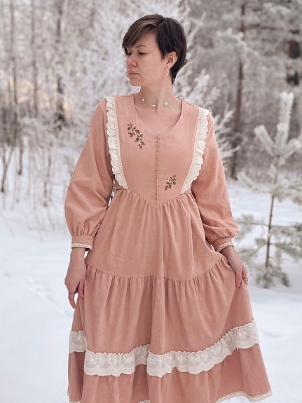 Платье с вышивкой из микровельвета