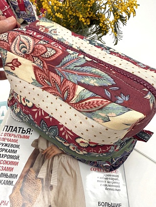 Косметичка в технике пэчворк из набора тканей для рукоделия
