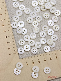 Пуговица перламутр, цв.молочный, 11мм, 4 отверстия#000411