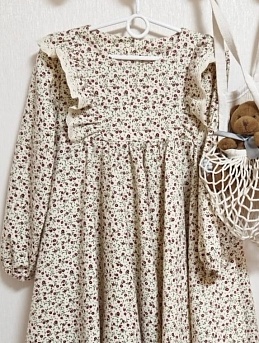 Платье из хлопка "Бордовые цветики на св.телесно-бежевом"