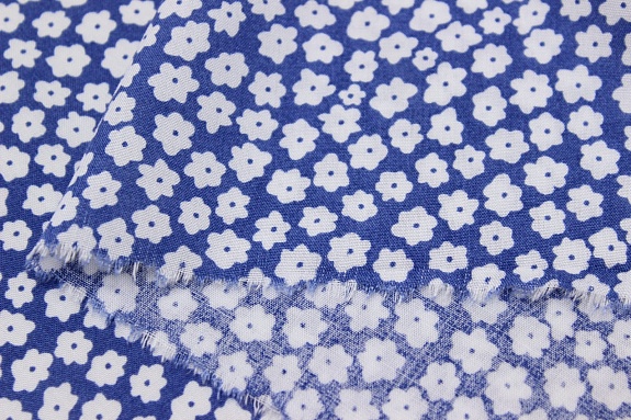 Штапель "Маленькие белые цветочки на джинсовом", ш.1.43м, вискоза-100%, 90гр/м.кв