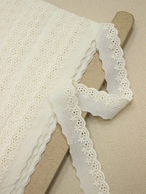 Шитье цв.кремовый (общая ширина 28мм, ширина вышивки 15мм), хлопок-100%, батист