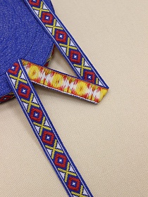 Жак.лента 18мм Красные ромбы/желтые крестики на васильковом