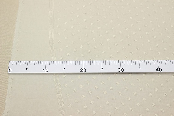 Шитье "Вышивка - незабудки" цв.кремовый, ш.1.52м (вышит.часть1.38м), батист, хл-100%, 80гр/м.кв