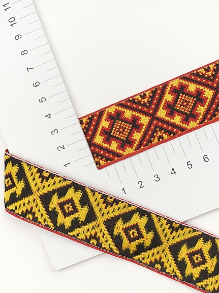 Жак.лента 32мм Желто-черный орнамент на красном