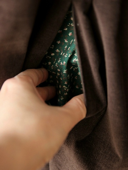 Платье из микровельвета в бежево-коричневом цвете