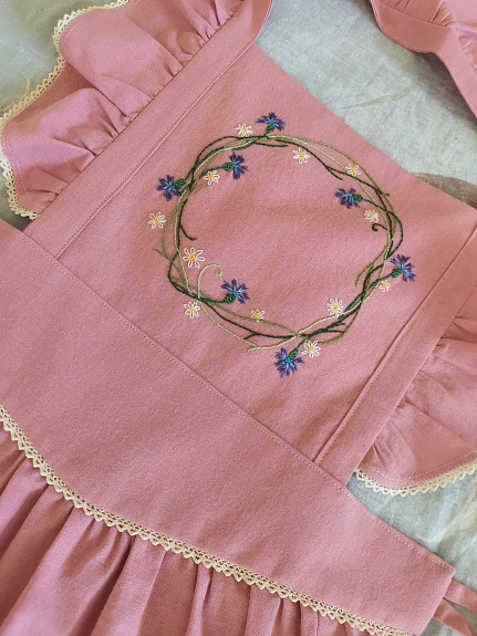 Фартук с вышивкой из полульна в цвете розовая дымка