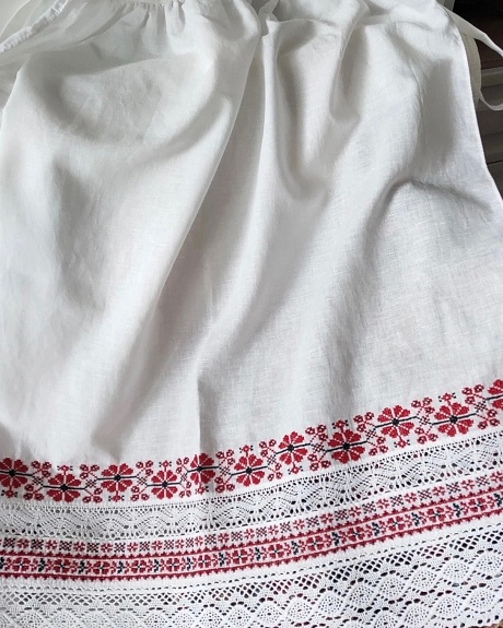 Народный костюм из поплина, пестряди и кружева