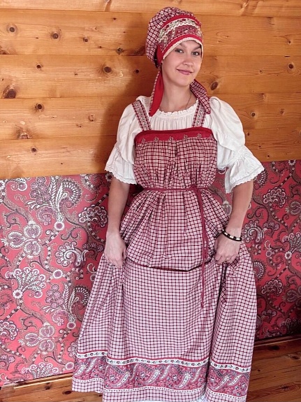 Женский народный костюм из пестряди