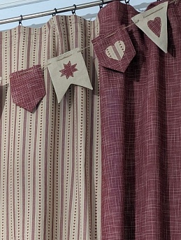 Шторы и гирлянда из пестряди