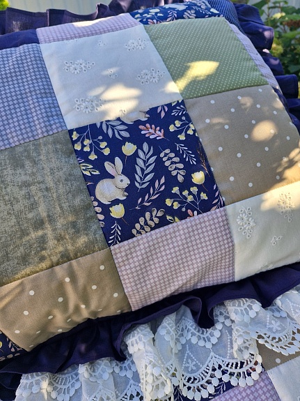 Комплект в технике пэчворк с оборками из шитья