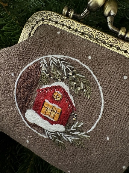 Кошелек с вышивкой из крапивы в кофейно-сером цвете