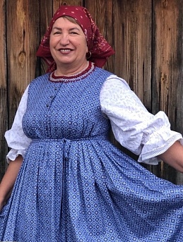 Традиционное полуплатье из сатина, рубаха с вышивкой и лакомник