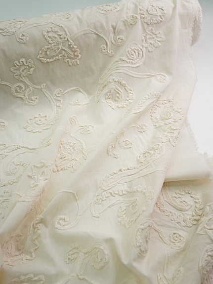 Шитье аппликация 3D "Цветок - завиток" цв.суровый, ш.1.55м (выш.ч.1.3м), хл-100%, батист, 75гр/м.кв