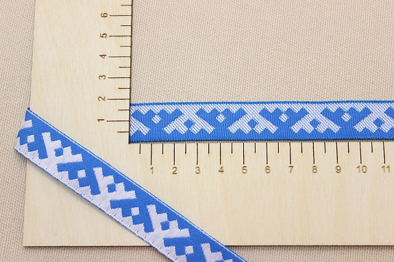 Жак.лента 18мм Белый оберег на лазурном