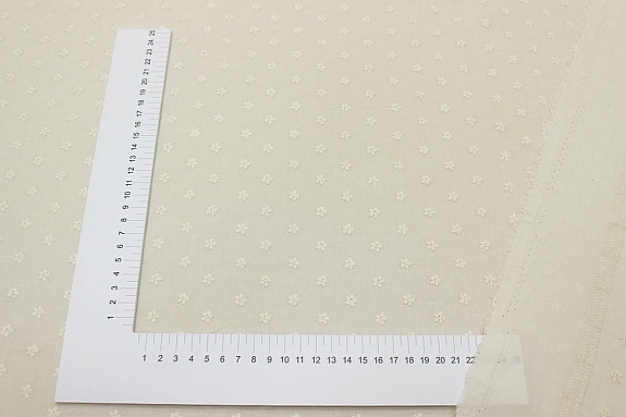 Шитье "Вышивка - незабудки" цв.кремовый, ш.1.52м (вышит.часть1.38м), батист, хл-100%, 80гр/м.кв