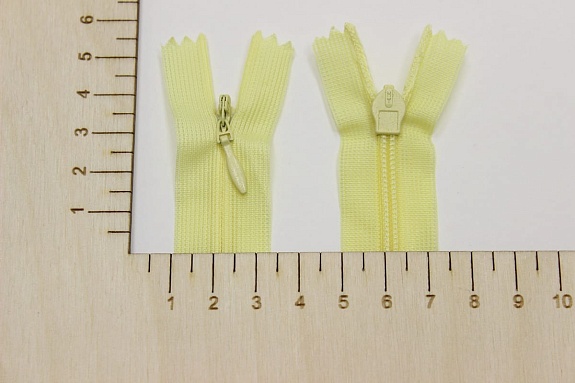 Молния потайная н/р цв.нежно-желтый, 50см, нейлон