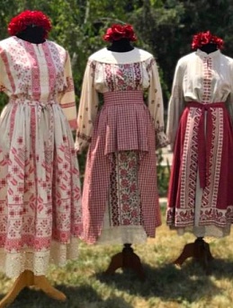 Платья в русском стиле из полульна и пестряди 