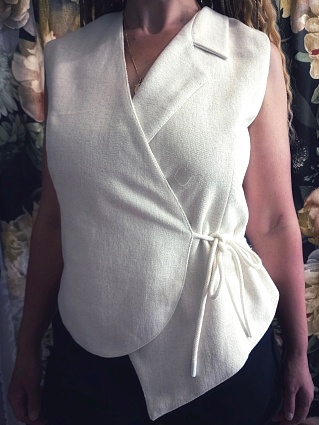 Стильная жилетка из джинсы с ворсом и Ситца Премиум (Ultra) "Очень мелкие серые цветы на молочном"