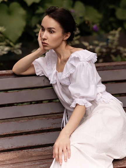 Льняная блузка в белом цвете