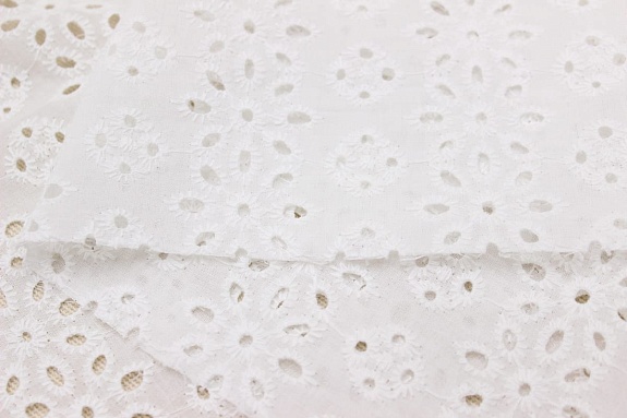 Шитье "Цветочное" цв.молочно-белый, общ.ш.1.49м, вышитой части 1.34м, батист, хлопок-100%