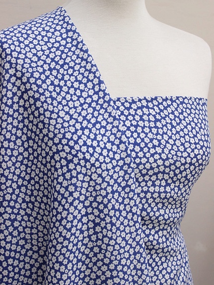 Штапель "Маленькие белые цветочки на джинсовом", ш.1.43м, вискоза-100%, 90гр/м.кв