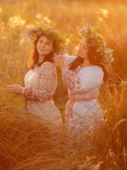 Платья в народном стиле из полульна и рогожки