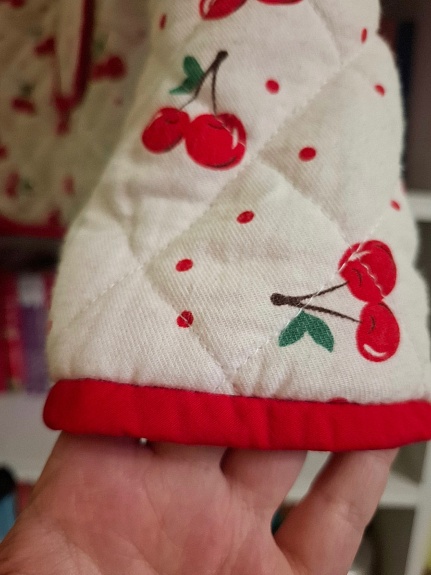 Фуфаечка из плательного хлопка "Вишенки с горошком на белом"