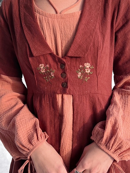 Платье из муслина и накидка из крапивы