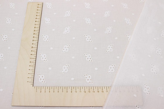 Шитье "Айлин" цв.молочно-белый, СОРТ2, общ.ш.1.5м, ш.вышитой части 1.39м, батист, хлопок-100%