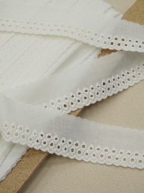 Шитье цв.ванильный (общая ширина 37мм, ширина вышивки 16мм) хлопок-100%, батист