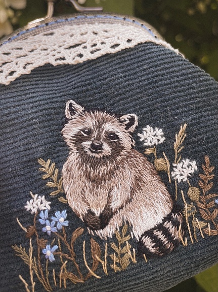 Кошелек с вышивкой в виде енота из микровельвета