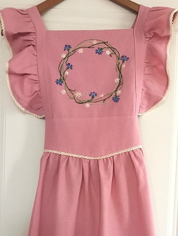 Фартук с вышивкой из полульна в цвете розовая дымка
