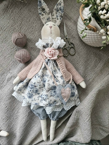 Игрушка зайчик из бязи в одежде из полульна и вареного хлопка