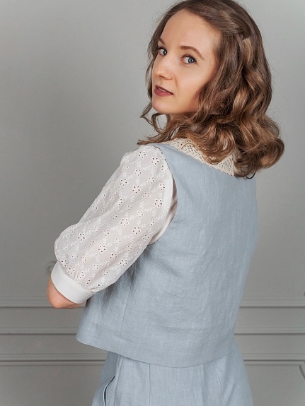 Жилет из крапивы в бирюзово-сером цвете