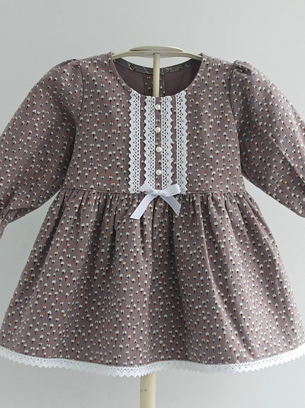 Детское платье из теплого хлопка "Мелкие белые листочки на серо-бежевом"