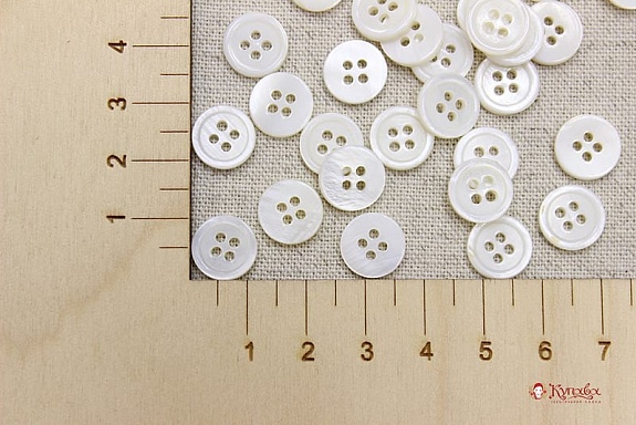 Пуговица перламутр, цв.молочный, 11мм, 4 отверстия#010068