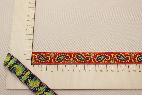 Жак.лента 25мм Огурцы (цв.салатовый, синий, желтый) на темно-красном