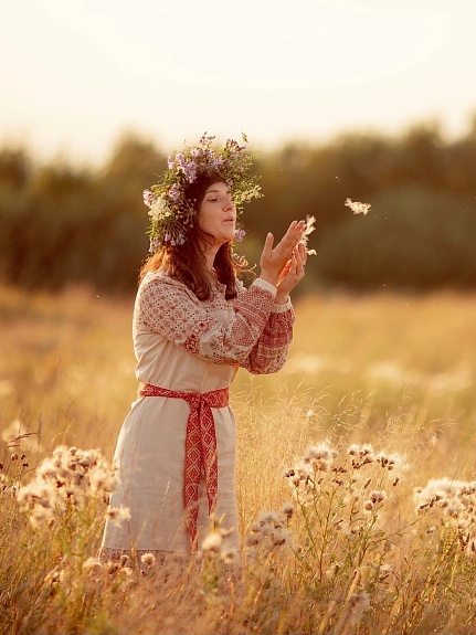 Платья в народном стиле из полульна и рогожки